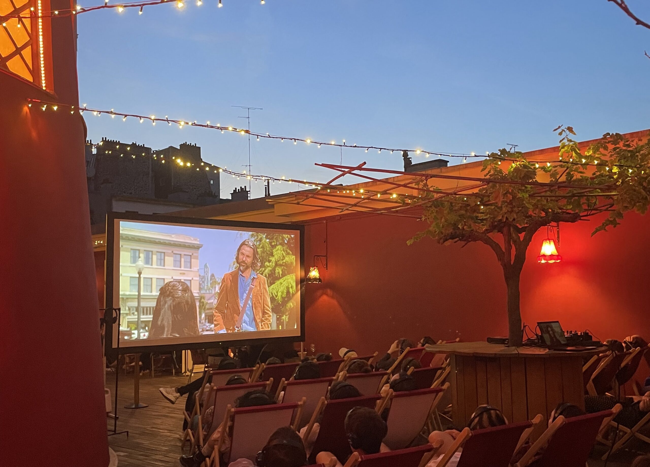 Cinéma sur le Toit 2026 : le rooftop du Moulin Rouge fait son cinéma sous les étoiles